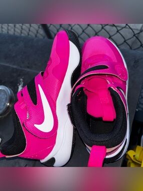 Nike Team Hustle D11 Girls Basketball Sneakers Pink and White grade school shoes